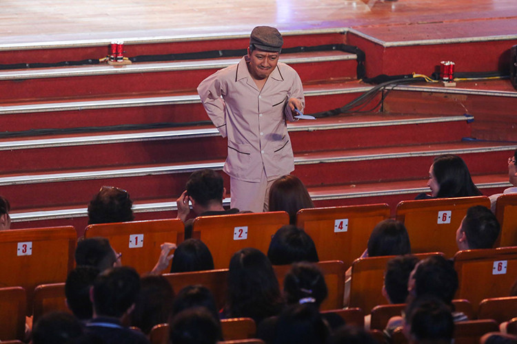 Năm 2007, Trường Giang được cố nghệ sĩ Hữu Lộc phát hiện và gợi ý về sân khấu Nụ cười mới.