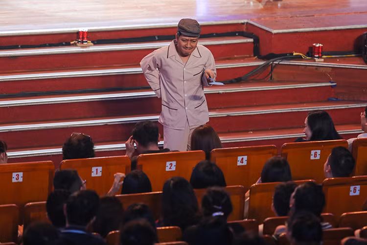 Năm 2007, Trường Giang được cố nghệ sĩ Hữu Lộc phát hiện và gợi ý về sân khấu Nụ cười mới.