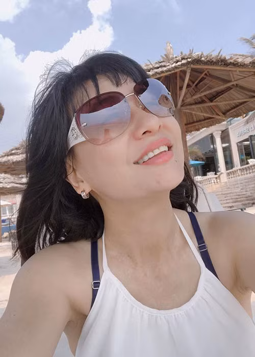 Cát Phượng cho hay: "Biết nói gì đây khi mà cuộc sống này đầy rẫy những gian trá lọc lừa xem nặng tiền hơn nghĩa và tình. Vì tiền nó bất chấp. Đời bạc lắm. Kệ. Cười trước đã".