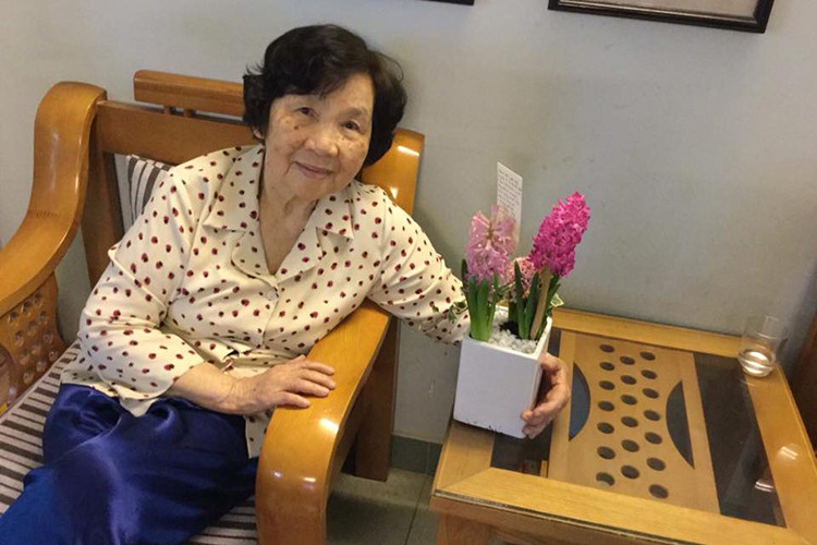 Hà Anh khoe bà nội: “Bà nội tớ chỉ còn vài ngày nữa là tròn 90 tuổi. Bà vẫn rất chịu khó làm đẹp. Mỗi lần ra khỏi nhà bà lại thoa chút phấn cho má thêm hồng, chút son cho môi thêm tươi và xịt chút nước hoa cho thêm nữ tính. Bà tớ dù ở nhà hay ra ngoài đường lúc nào cũng ăn mặc tươm tất, đầu tóc đẹp đẽ gọn gàng. Bà chăm đi gội đầu, làm tóc”.