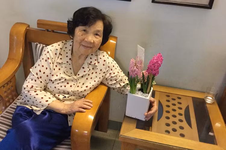 Hà Anh khoe bà nội: “Bà nội tớ chỉ còn vài ngày nữa là tròn 90 tuổi. Bà vẫn rất chịu khó làm đẹp. Mỗi lần ra khỏi nhà bà lại thoa chút phấn cho má thêm hồng, chút son cho môi thêm tươi và xịt chút nước hoa cho thêm nữ tính. Bà tớ dù ở nhà hay ra ngoài đường lúc nào cũng ăn mặc tươm tất, đầu tóc đẹp đẽ gọn gàng. Bà chăm đi gội đầu, làm tóc”.