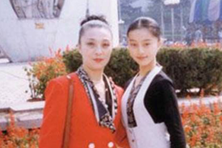 Tiết lộ người "giữ túi tiền" của Phạm Băng Băng được Phạm Thừa Thừa - em trai của nữ diễn viên chia sẻ. Ảnh: QQ