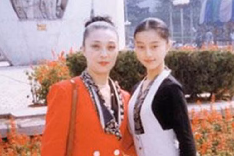 Tiết lộ người "giữ túi tiền" của Phạm Băng Băng được Phạm Thừa Thừa - em trai của nữ diễn viên chia sẻ. Ảnh: QQ