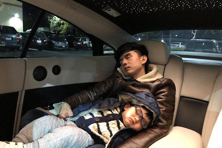 Con trai của Đan Trường ngủ ngoan ngoãn bên bố.