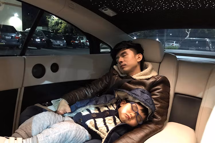 Con trai của Đan Trường ngủ ngoan ngoãn bên bố.
