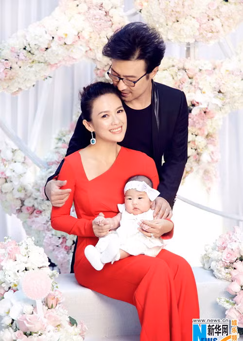 Năm 2015, Chương Tử Di kết hôn với Uông Phong và sinh con gái Tỉnh Tỉnh cùng năm. Ảnh: Tân hoa xã