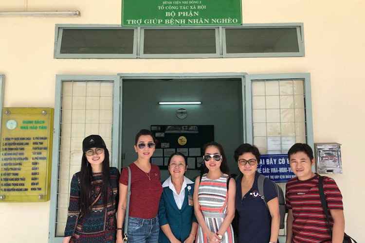 MC Kỳ Duyên đi làm từ thiện là một trong những tin tức sao Việt trong ngày 21/3.