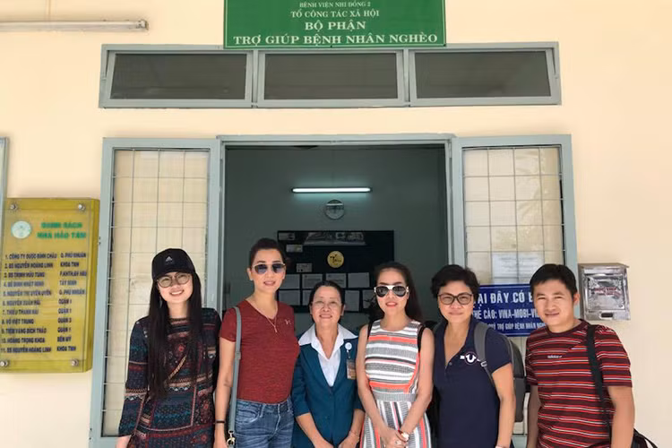 MC Kỳ Duyên đi làm từ thiện là một trong những tin tức sao Việt trong ngày 21/3.