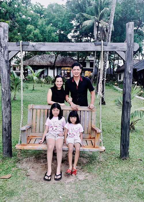 Vợ chồng sao Việt Bình Minh - Anh Thơ đưa hai con gái đi nghỉ dưỡng.