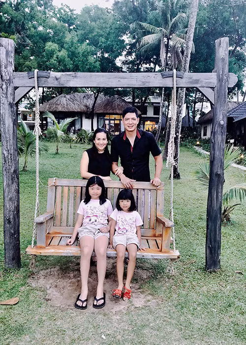 Vợ chồng sao Việt Bình Minh - Anh Thơ đưa hai con gái đi nghỉ dưỡng.