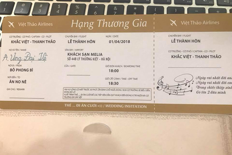 Ưng Đại Vệ khoe thiệp cưới của Khắc Việt.