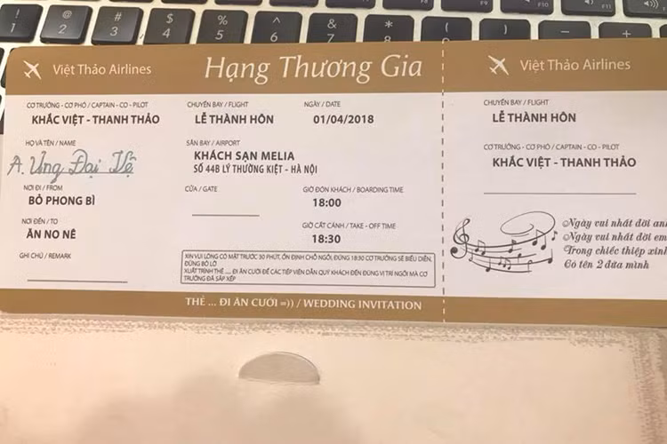 Ưng Đại Vệ khoe thiệp cưới của Khắc Việt.