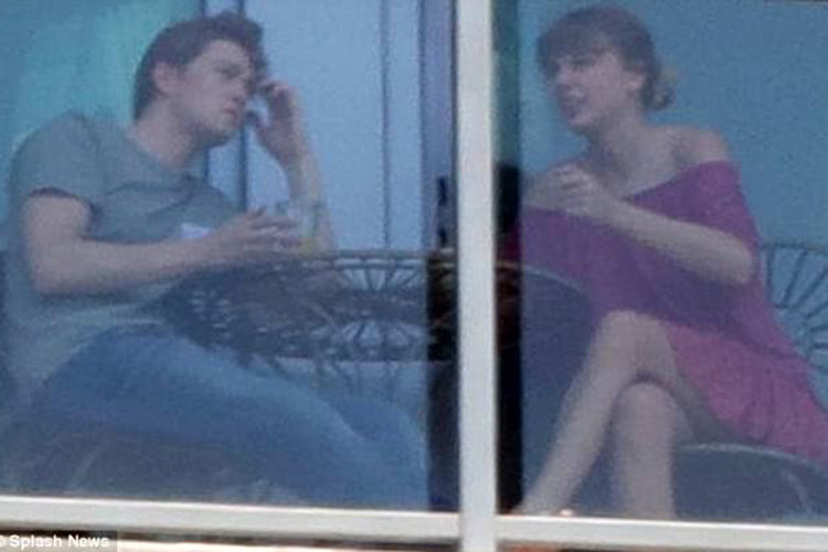 Taylor sinh năm 1989, là ca sĩ nổi tiếng. Trước Joe, Taylor gây ồn ào bởi những mối tình không đi đến đâu. Ảnh: Dailymail