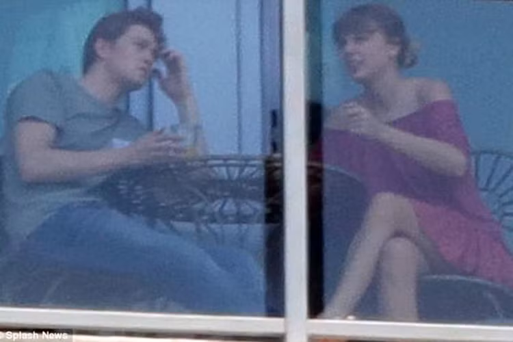 Taylor sinh năm 1989, là ca sĩ nổi tiếng. Trước Joe, Taylor gây ồn ào bởi những mối tình không đi đến đâu. Ảnh: Dailymail