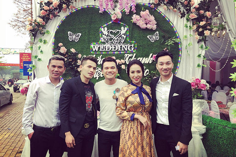 Vợ chồng Khắc Việt gửi lời cảm ơn đến bạn bè đến dự đám cưới.