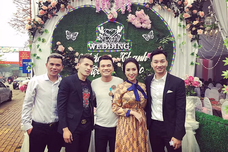 Vợ chồng Khắc Việt gửi lời cảm ơn đến bạn bè đến dự đám cưới.