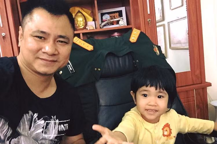 Tự Long đăng tải ảnh con gái kèm chú thích: “Đổi gió vào cơ quan trực với bố, như một bà tướng luôn. Bố sợ quá chỉ biết phục tùng mà thôi”.