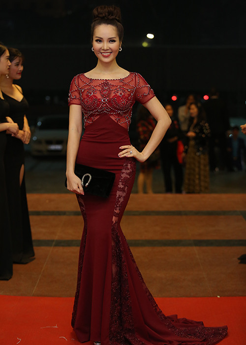 Á hậu Thụy Vân diện đầm lộng lẫy đến tham gia sự kiện.