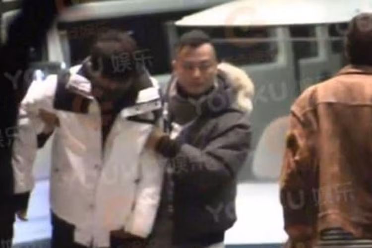 Nam diễn viên còn lộ hình ảnh say khướt sau scandal của vợ. Ảnh: Yoku