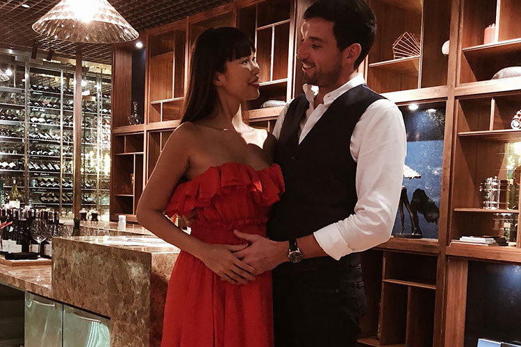 Vợ chồng sao Việt Hà Anh đón ngày 8/3 ngọt ngào. Mới đây, nữ người mẫu tiết lộ cô đang mang bầu con gái đầu lòng.