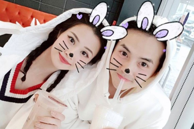 Ông Cao Thắng - Đông Nhi mặc đồ đôi, chụp ảnh nhí nhảnh.