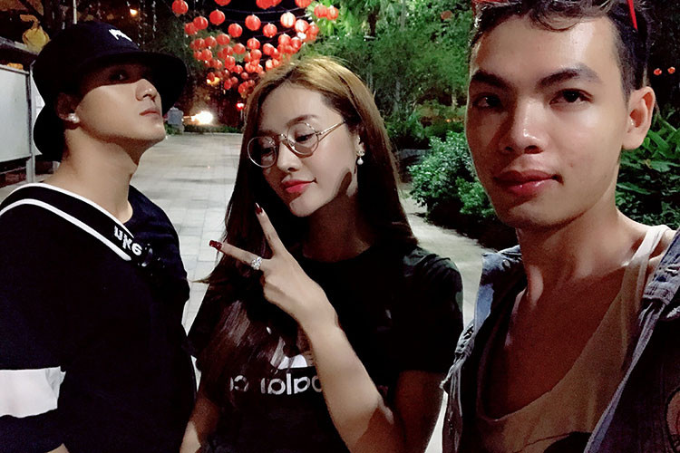 Lâm Vinh Hải - Linh Chi đi xem phim cùng một người bạn.