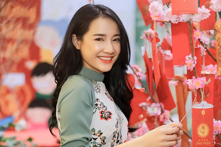 Nhã Phương sinh năm 1990, đến từ Đắk Lắk. Cô bước chân vào làng giải trí Việt với vai trò diễn viên.