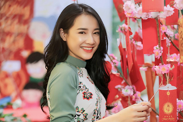 Nhã Phương sinh năm 1990, đến từ Đắk Lắk. Cô bước chân vào làng giải trí Việt với vai trò diễn viên.