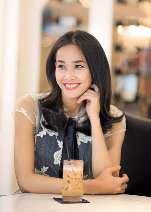 Dương Mỹ Linh chia sẻ: "Phụ nữ ấy mà, sống ngẩng cao đầu tí ... mới sang. Vậy là từ nay ai muốn sang thì đi luôn phải ngước, chắc mỏi cổ lắm".