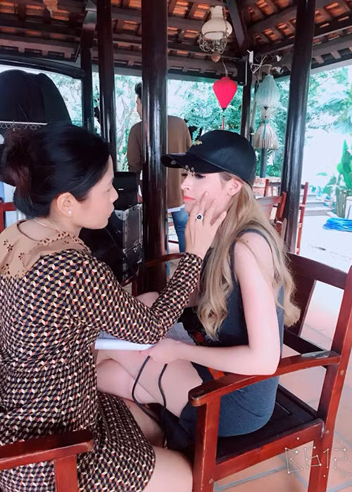 Hình ảnh An Tây được trang điểm trên phim trường.