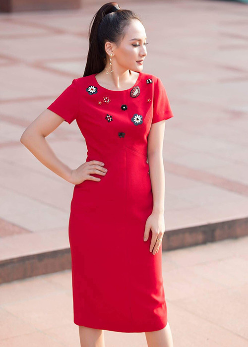 Bảo Thanh “Sống chung với mẹ chồng” diệp đầm đỏ khoe nhan sắc mặn mà.