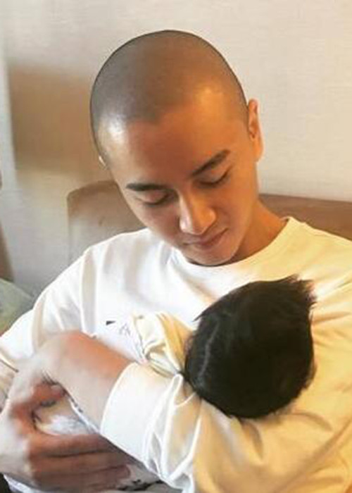 Trần Hiểu cũng ra dáng ông bố bỉm sữa. Hiện, cặp đôi Trần Hiểu - Trần Nghiên Hy vẫn không ngừng vun vén hạnh phúc gia đình.