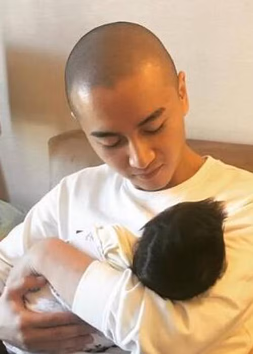 Trần Hiểu cũng ra dáng ông bố bỉm sữa. Hiện, cặp đôi Trần Hiểu - Trần Nghiên Hy vẫn không ngừng vun vén hạnh phúc gia đình.