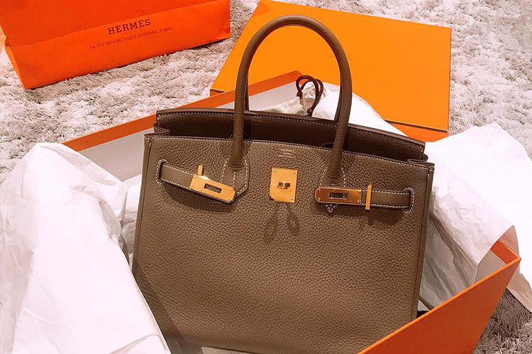 MC Thành Trung tặng bà xã 9X chiếc túi hàng hiệu nhân dịp sinh nhật.