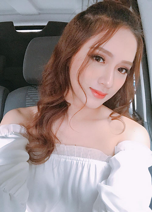 Trên sân khấu, Hương Giang đẹp lộng lẫy, còn ở đời thường, tân Hoa hậu Chuyển giới Quốc tế cũng cuốn hút mọi ánh nhìn.