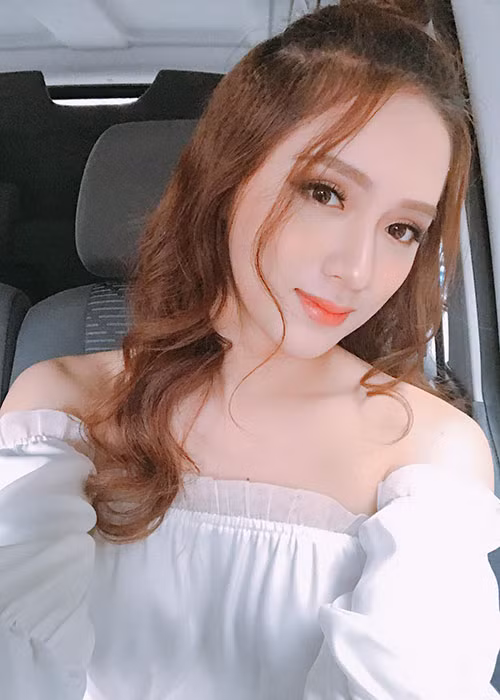 Trên sân khấu, Hương Giang đẹp lộng lẫy, còn ở đời thường, tân Hoa hậu Chuyển giới Quốc tế cũng cuốn hút mọi ánh nhìn.