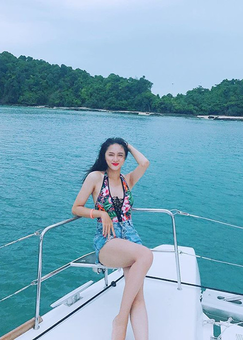 Hương Giang khoe vẻ gợi cảm trong một chuyến du lịch.