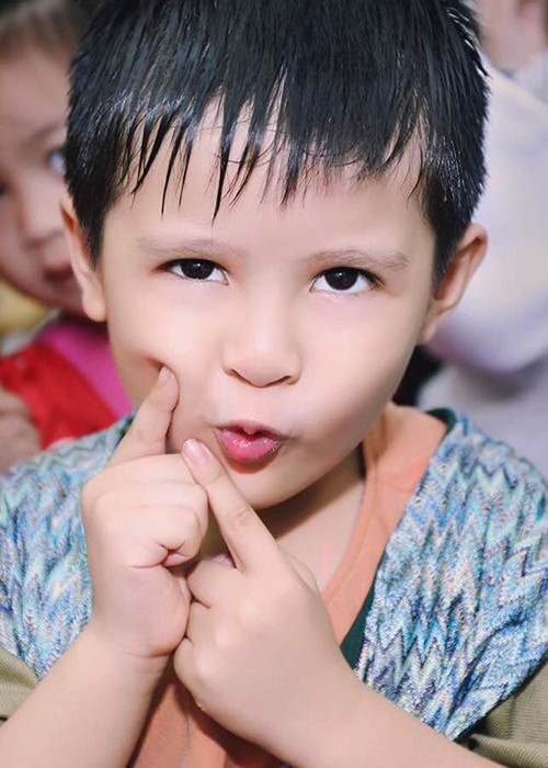 Thanh Thúy chia sẻ về con trai: “Chuyện của Phê! Một buổi chiều, Phê đi học về và thỏ thẻ: “Mẹ ơi, con cứ tự hỏi, hổng biết con thuộc cái cung gì mà con vừa đẹp trai vừa thông minh vậy?”.