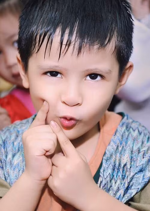 Thanh Thúy chia sẻ về con trai: “Chuyện của Phê! Một buổi chiều, Phê đi học về và thỏ thẻ: “Mẹ ơi, con cứ tự hỏi, hổng biết con thuộc cái cung gì mà con vừa đẹp trai vừa thông minh vậy?”.