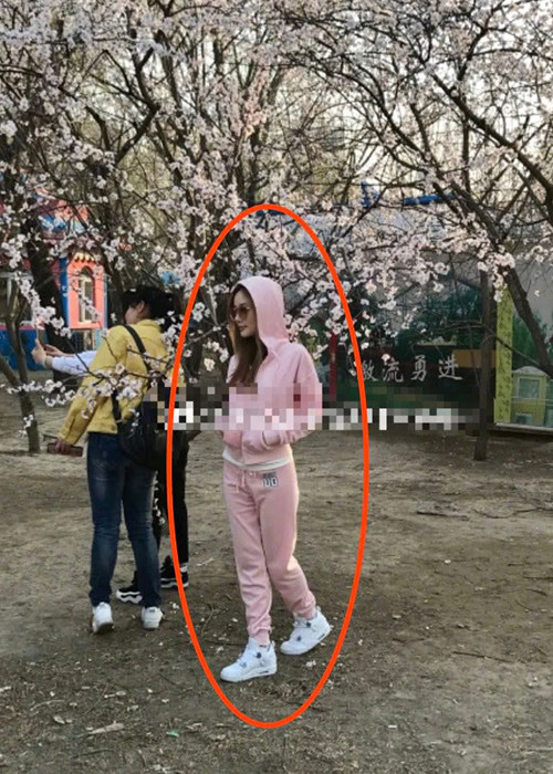 Lý Tiểu Lộ ngắm hoa cùng con gái. Gần đây, giữa tin đồn ly hôn Giả Nãi Lượng, cô giữ im lặng.