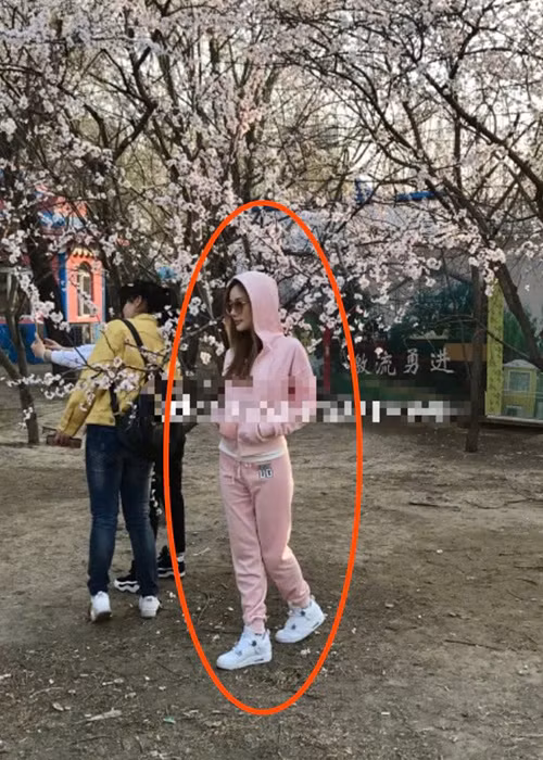 Lý Tiểu Lộ ngắm hoa cùng con gái. Gần đây, giữa tin đồn ly hôn Giả Nãi Lượng, cô giữ im lặng.