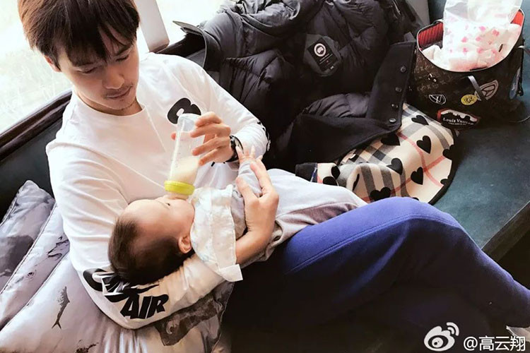 Hình ảnh Cao Vân Tường ân cần chăm sóc con gái. Ảnh: Weibo