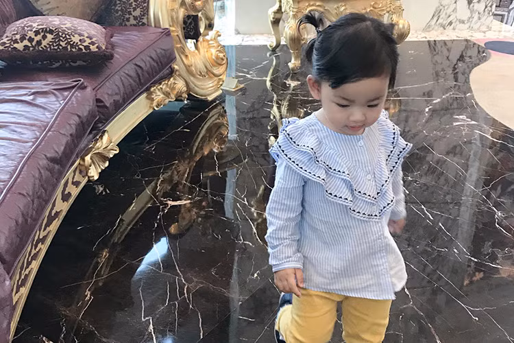 Con gái của Á hậu Trà My xinh xắn, dễ thương.