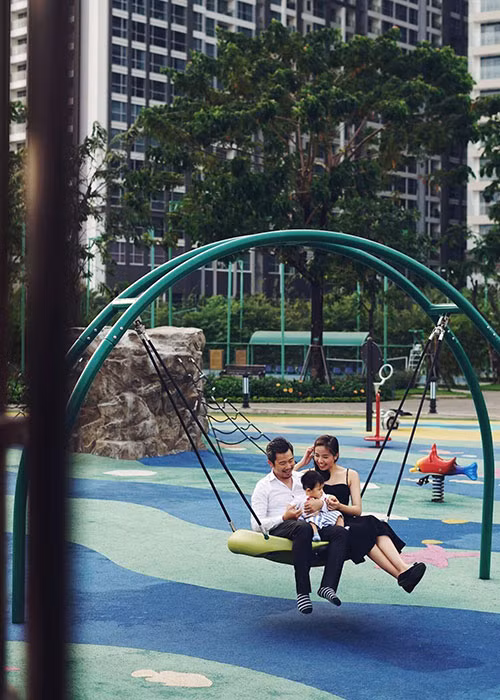 Á hậu Kiều Khanh khoe ảnh bên chồng con là một trong những tin tức sao Việt trong ngày 3/3.