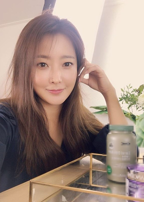 Nữ diễn viên sinh năm 1977 tự tin khoe mặt mộc ở đời thường. Ảnh: Instagram