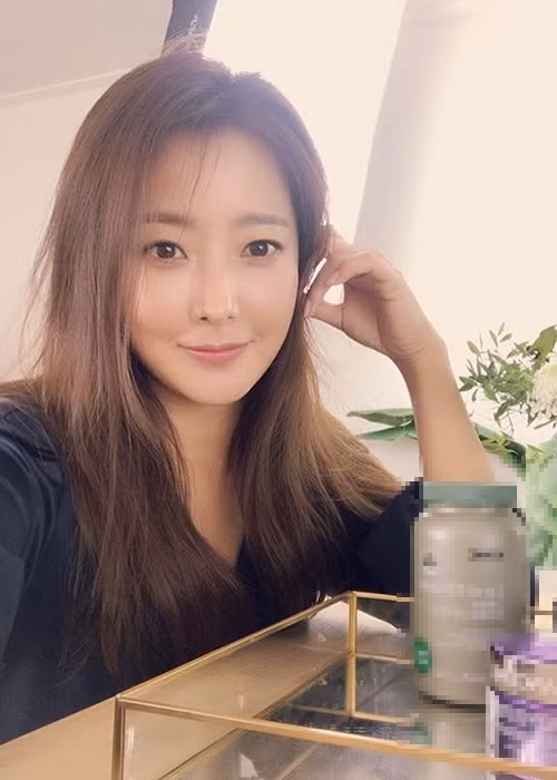 Nữ diễn viên sinh năm 1977 tự tin khoe mặt mộc ở đời thường. Ảnh: Instagram