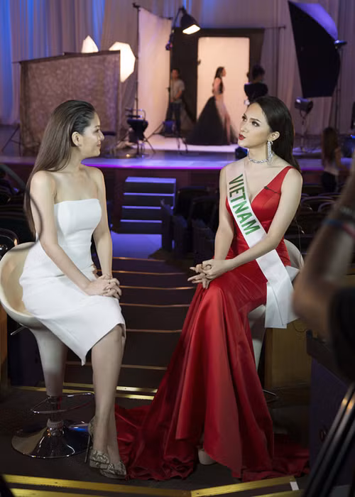 Hương Giang còn ghi điểm khi tự tin giao tiếp bằng tiếng Anh với ngôi sao Diana Flipo của Thái Lan. Ảnh: Dân Việt