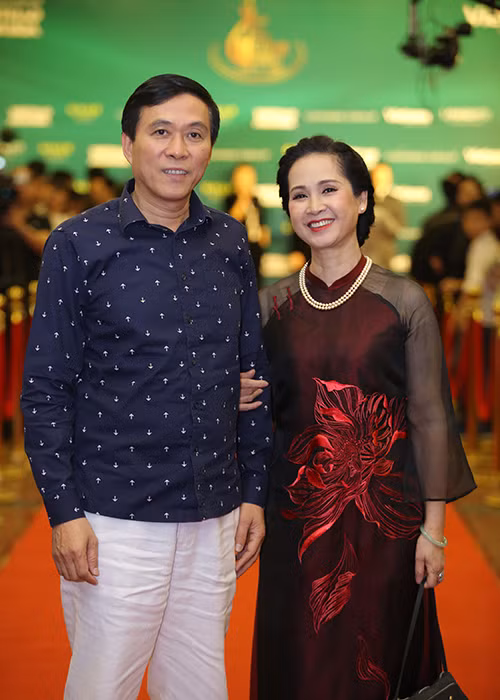Ngoài diễn viên Bảo Thanh, NSND Lan Hương cũng được ông xã tháp tùng tại sự kiện.