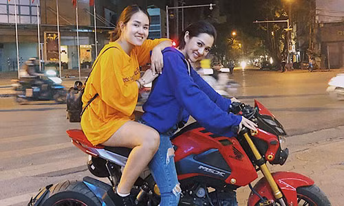 Bảo Anh thân thiết với quản lý của Bùi Tiến Dũng. Ảnh: FBNV