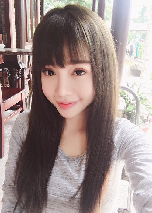 Elly Trần sở hữu gương mặt xinh đẹp, làn da trắng ngần.